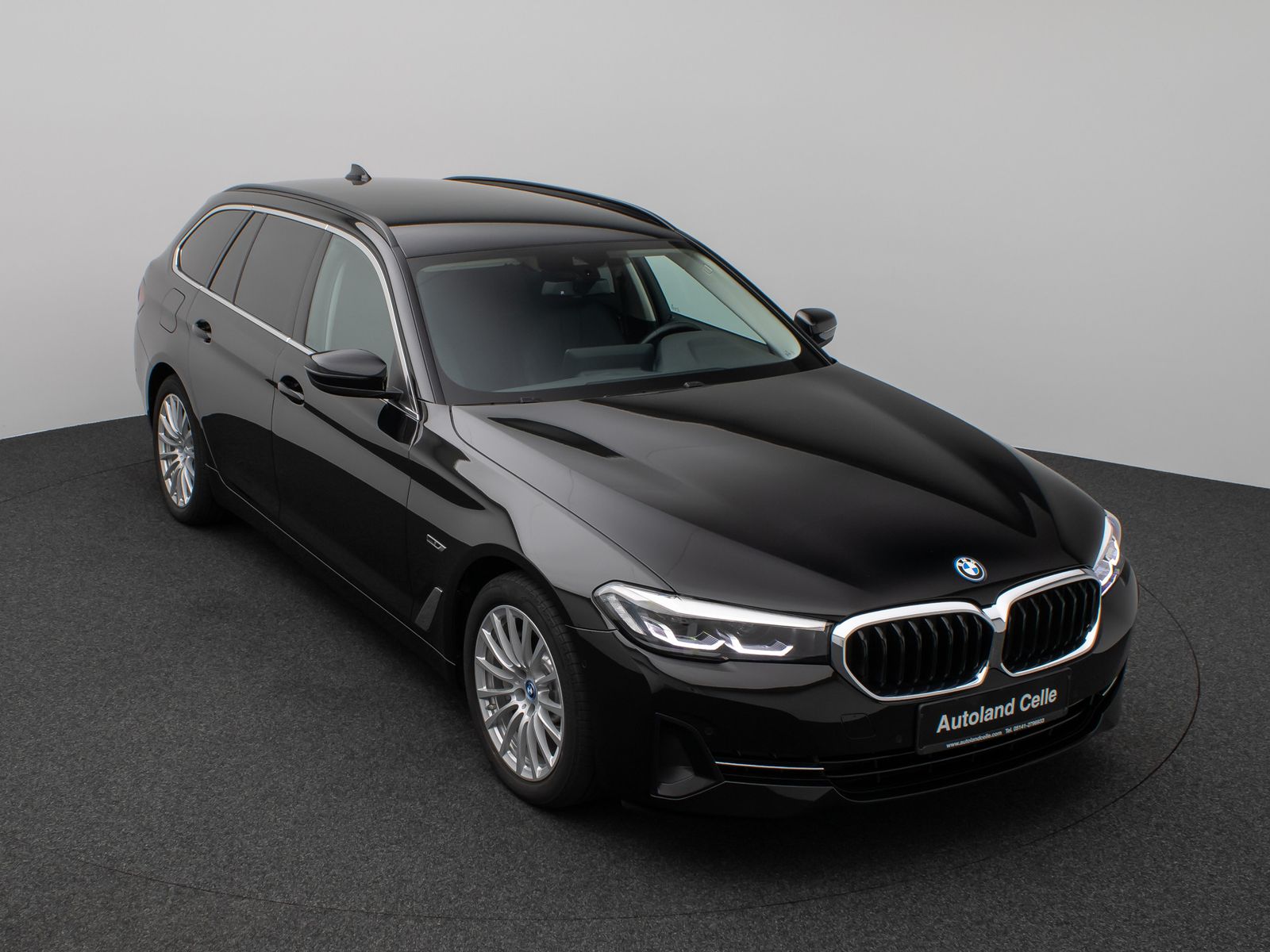 Fahrzeugabbildung BMW 530e Kamera DAB CockPitPro Sitzhzg Alarm LED