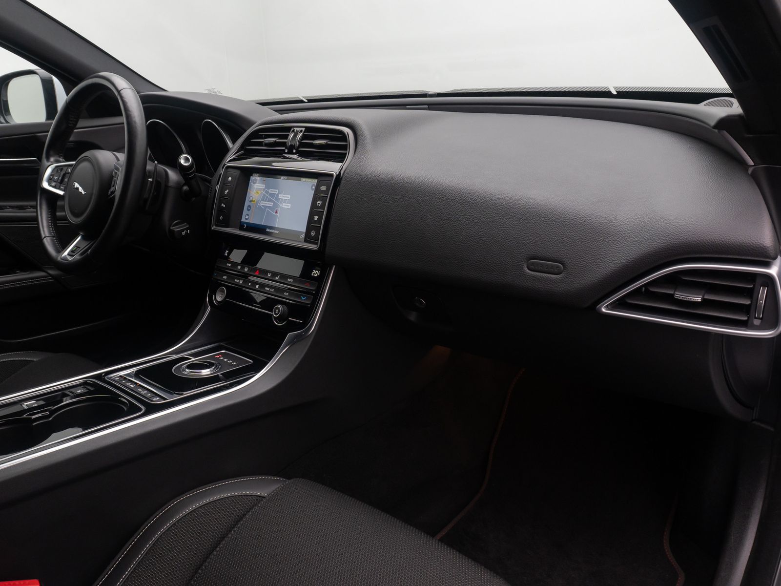 Fahrzeugabbildung Jaguar XE R-Sport FahrAssist Navi Sound Komfort 19Zoll