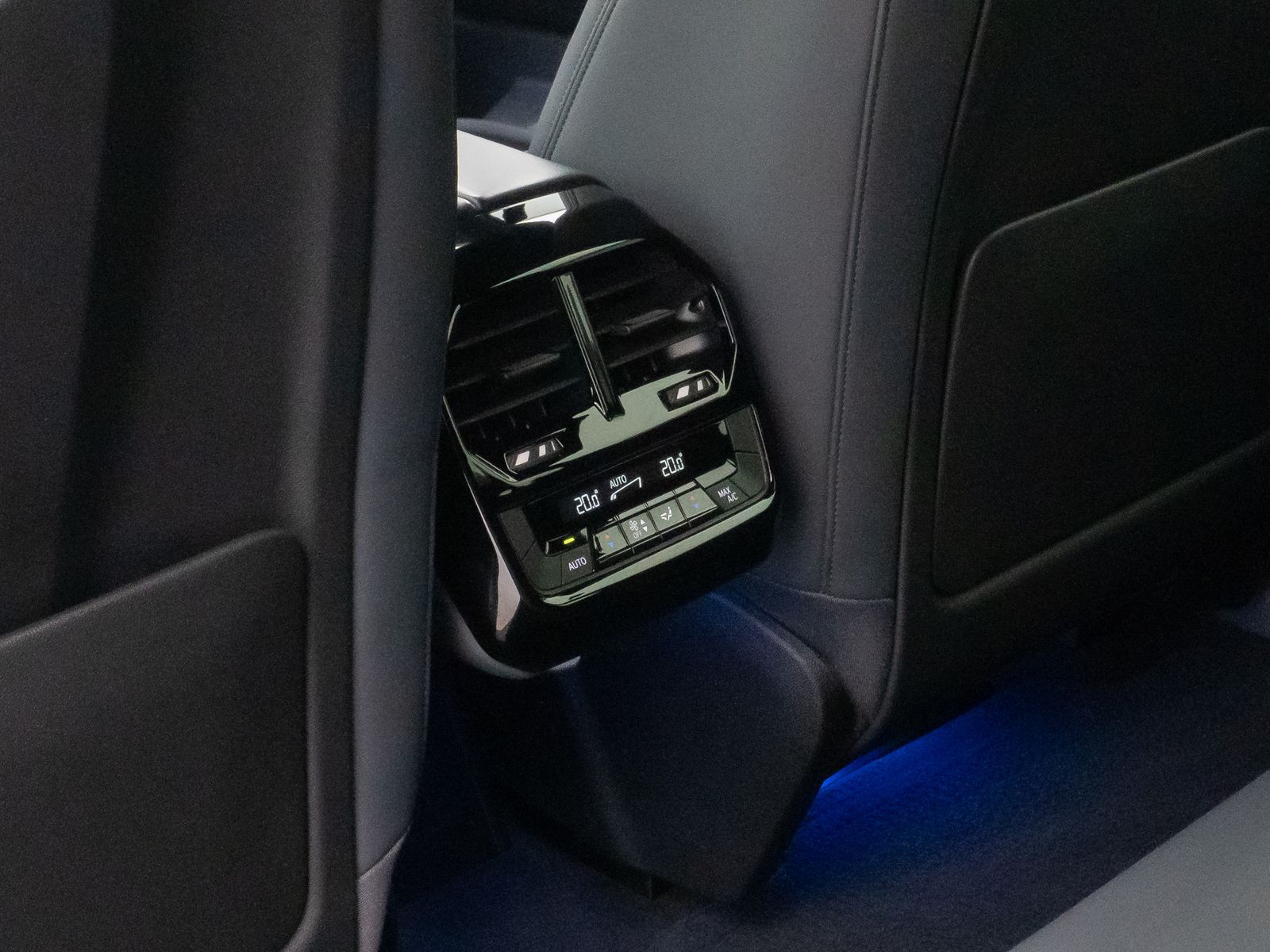Fahrzeugabbildung BMW iX xD40  Sport 360° Laser HUD DAB H/K AHK 22Zoll