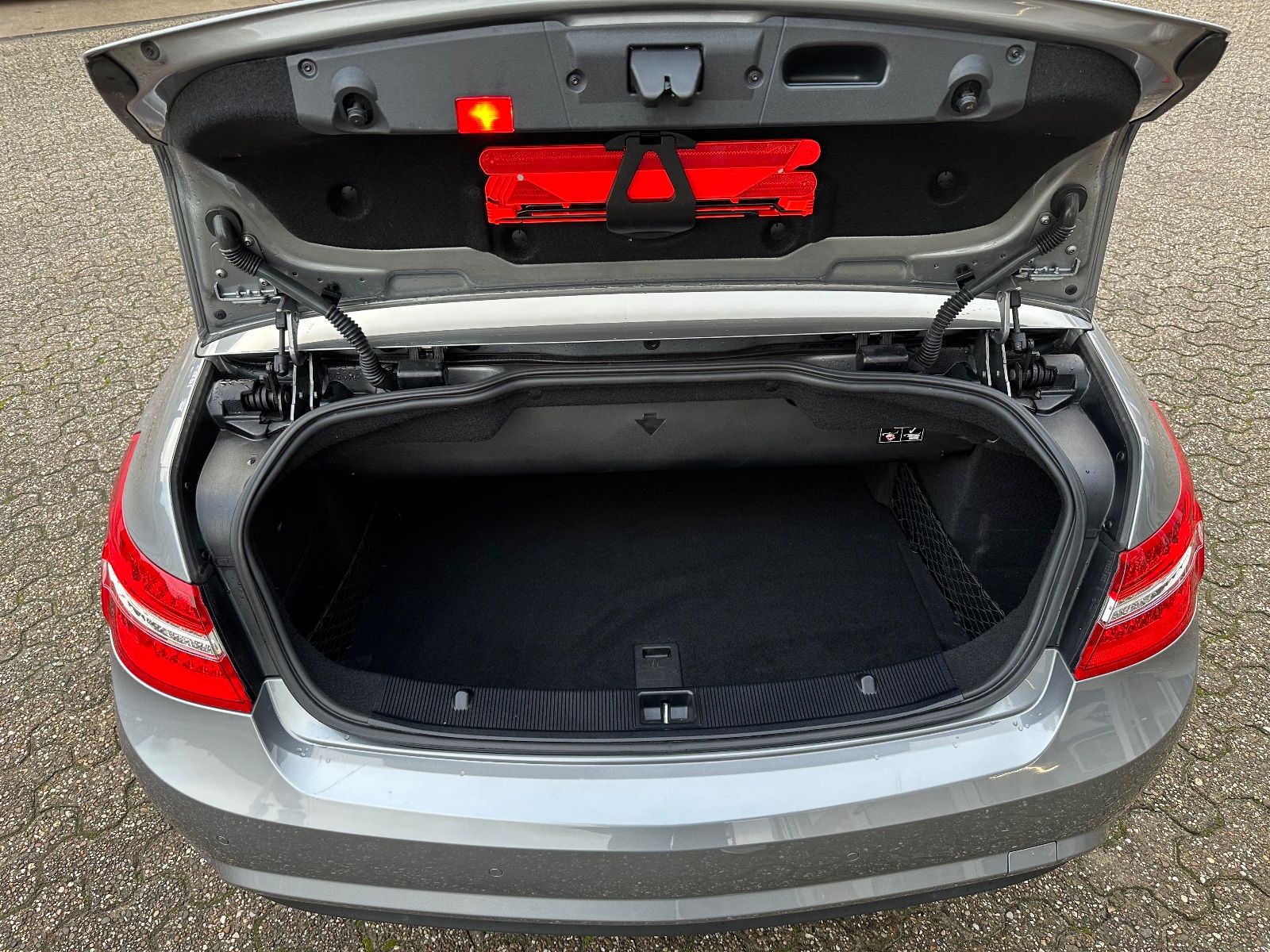 Fahrzeugabbildung Mercedes-Benz E 220 CDI Cabrio AMG BiXenon/AirScarf/Navi/Leder