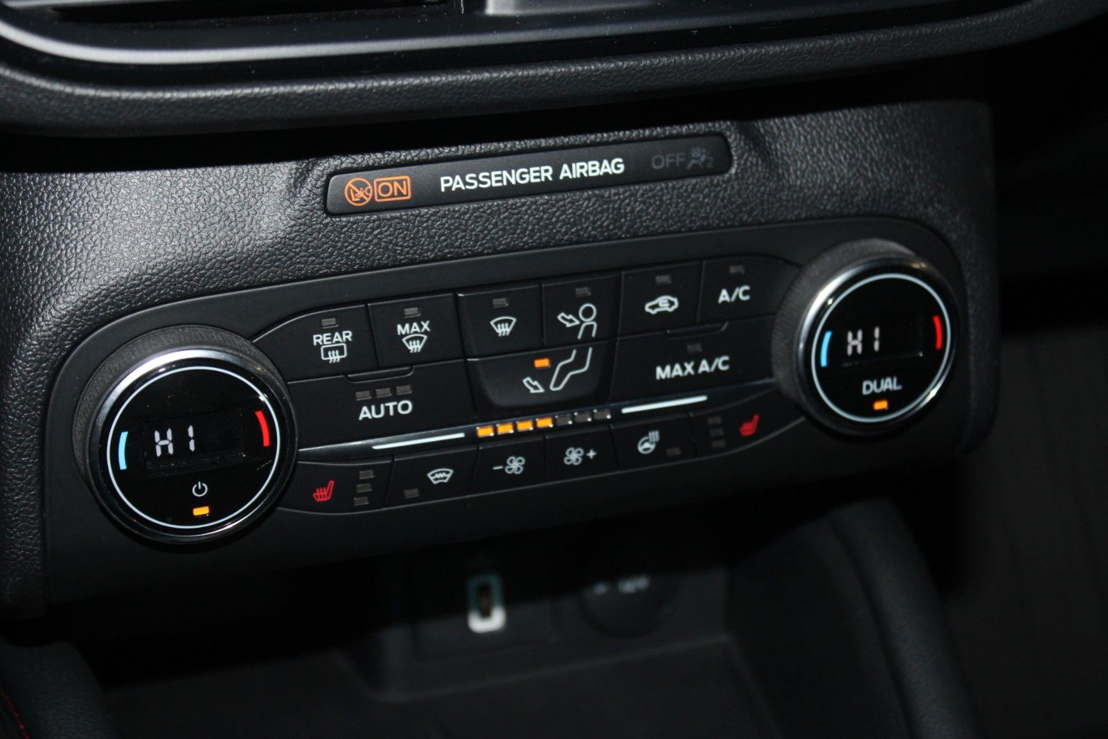 Fahrzeugabbildung Ford Focus 1,5 EB ST-Line Pano HUD LED ACC CAM Winter