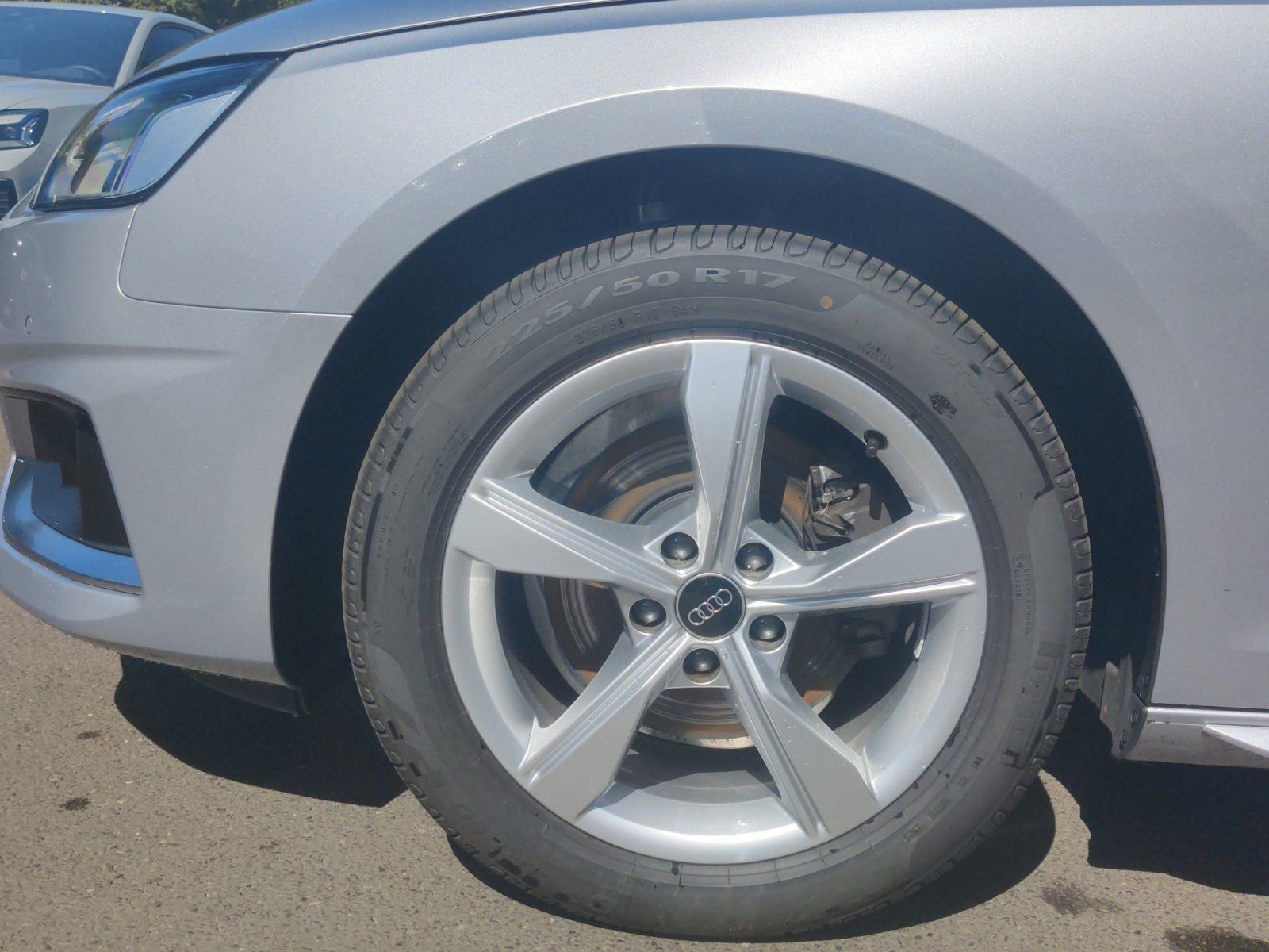 Fahrzeugabbildung Audi A4 Avant 30 TDI advanced AHK,Kamera,Navi,PDC,SHZ