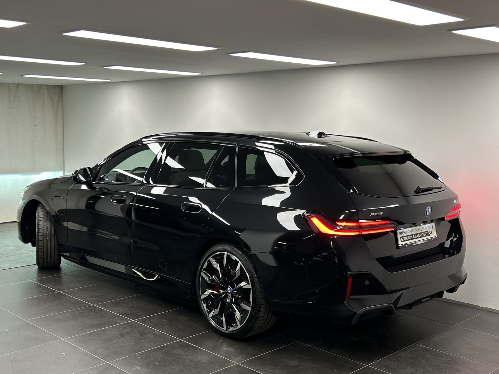 BMW 550e xDrive Touring M Sportpaket Pro Pano. AHK L imagem 3