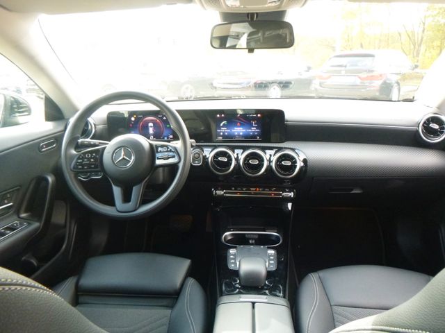 Fahrzeugabbildung Mercedes-Benz CLA 180 Shooting Brake >AUT/NAVI/Teilleder<