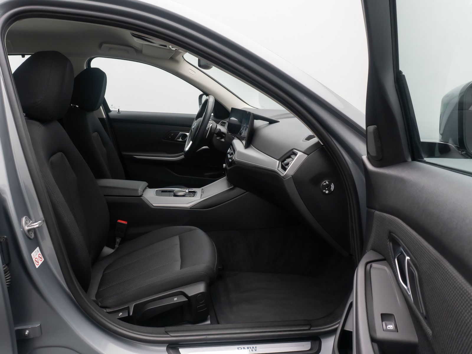 Fahrzeugabbildung BMW 320e AHK Widscreen PDC GeschwndigReg DAB HiFi