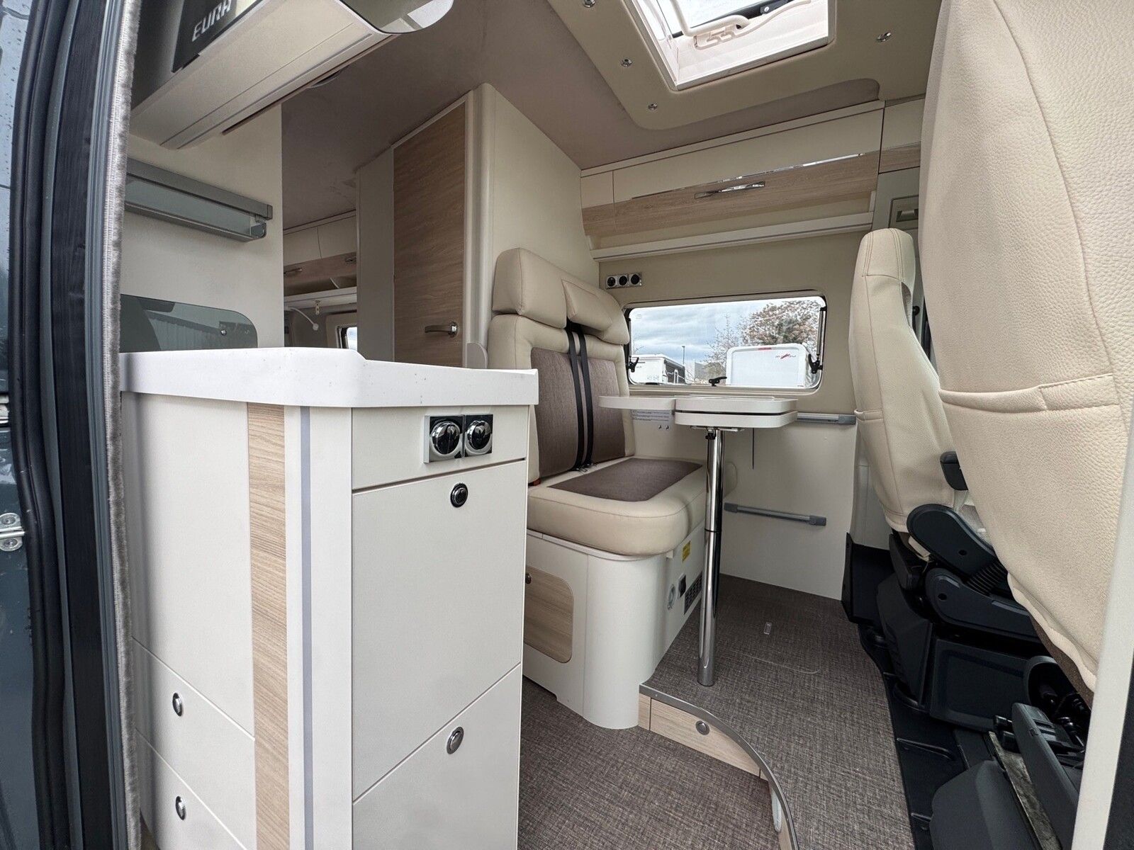 Fahrzeugabbildung Eura Mobil Van V 635 EB 180 PS, Skyroof, Automatik