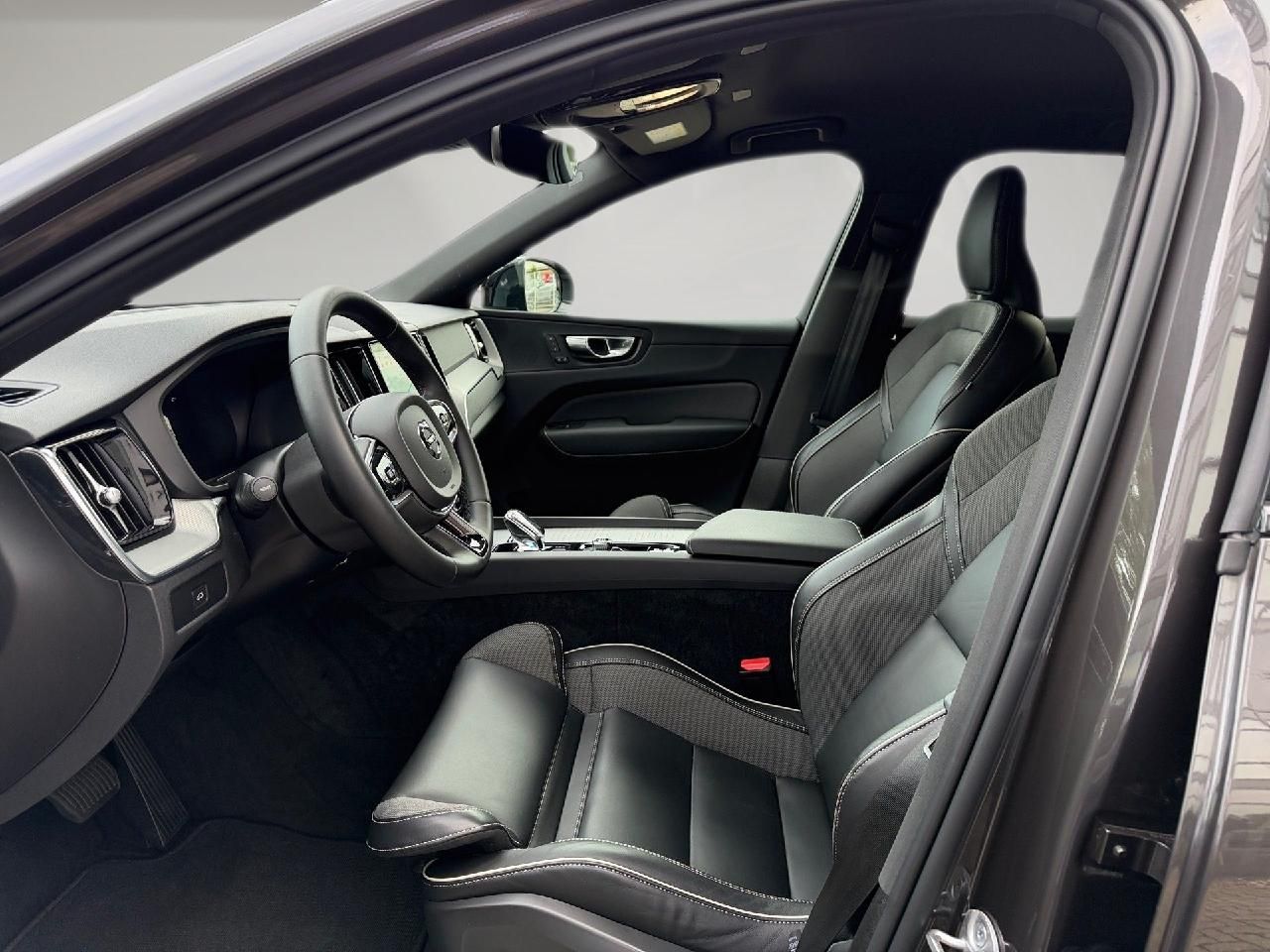 Fahrzeugabbildung Volvo XC60 B4 Benzin Plus Dark 2WD