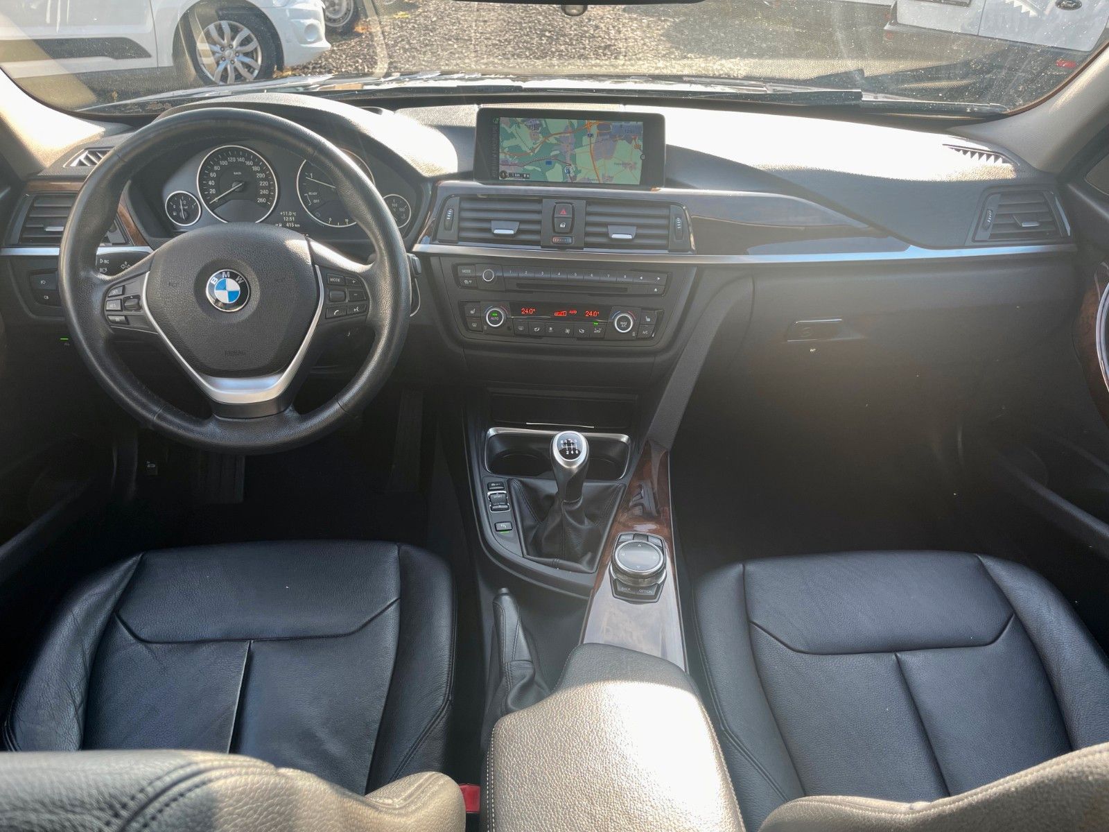 Fahrzeugabbildung BMW 320d Tour Navi Leder Xenon HEAD-UP AHK SPORTLENK