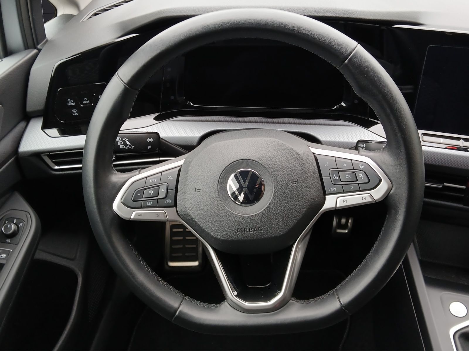 Fahrzeugabbildung Volkswagen Golf VIII TSI Active Standhzg. LEDplus Navi AID