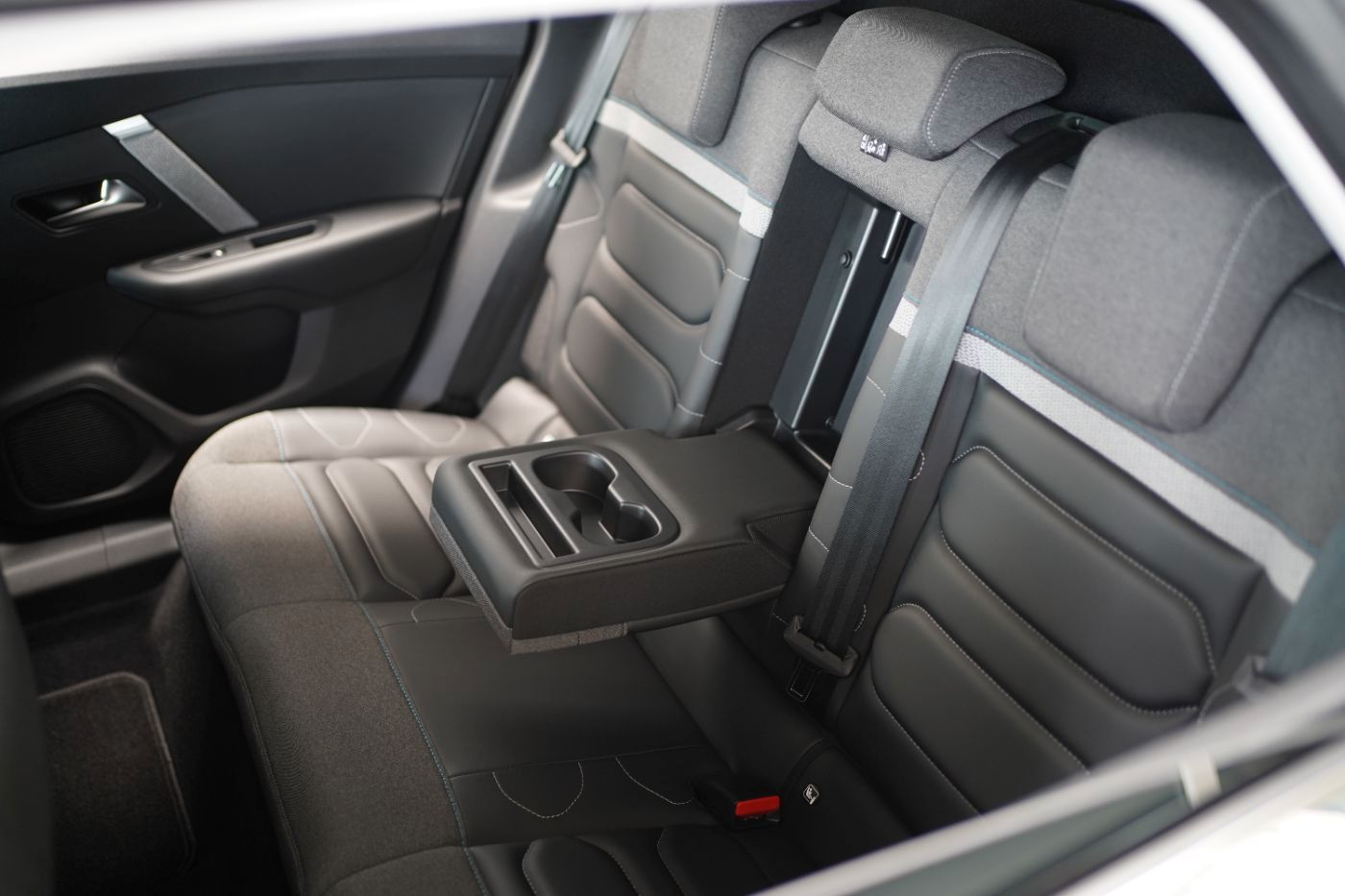 Fahrzeugabbildung Citroën C4 PureTech 130 Shine Kälte Paket Navi DAB Klima