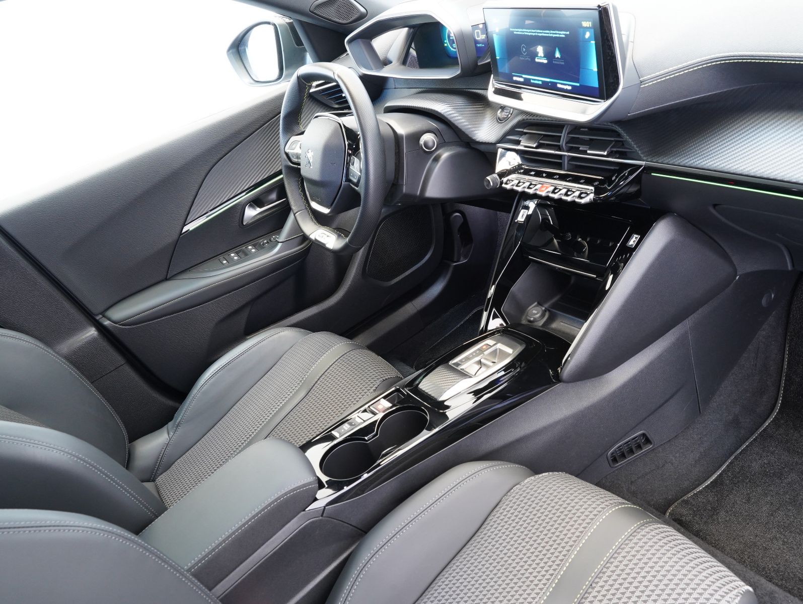 Fahrzeugabbildung Peugeot 2008 e- GT 11KW/LED/NAVI/360°/PANORAMA/SOH