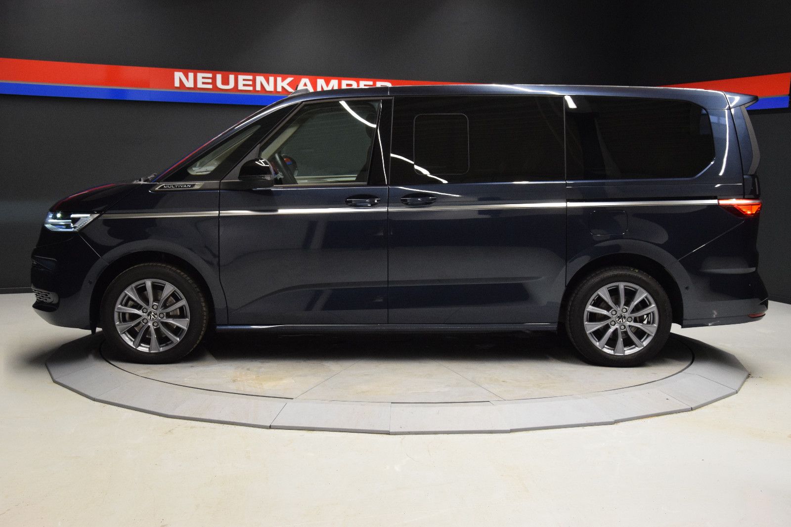 Fahrzeugabbildung Volkswagen T7 Multivan lang HUD ACC HK  Ambi. Matrix 7 Sitz