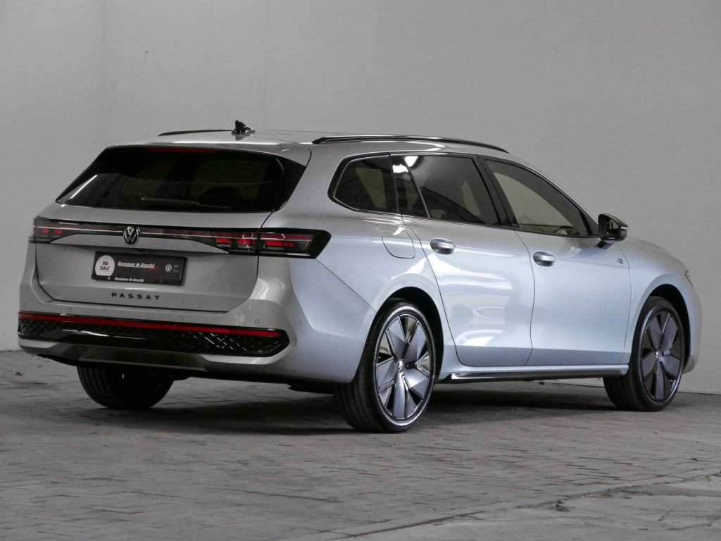 Fahrzeugabbildung Volkswagen Passat Variant R-Line 2.0  TDI DSG AHK Pano