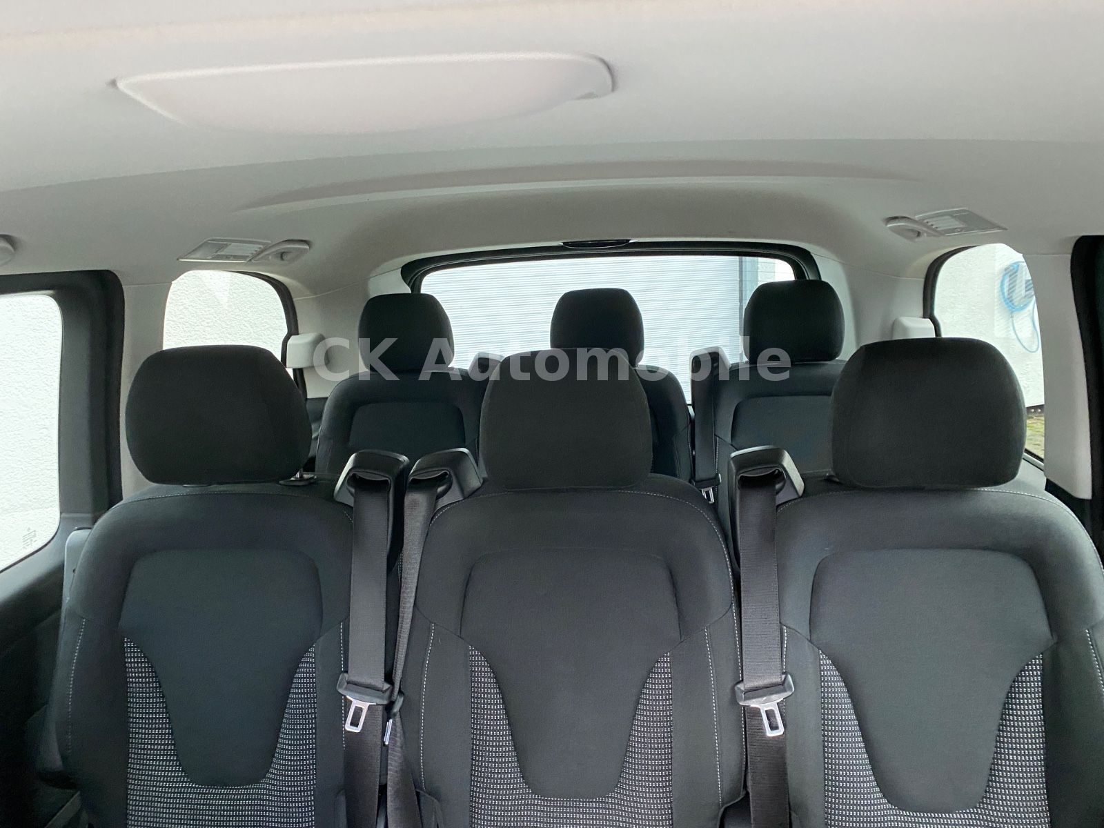 Fahrzeugabbildung Mercedes-Benz V 300d 4Matic Kompakt/AMG-Line/8 Sitze/360°/AHK