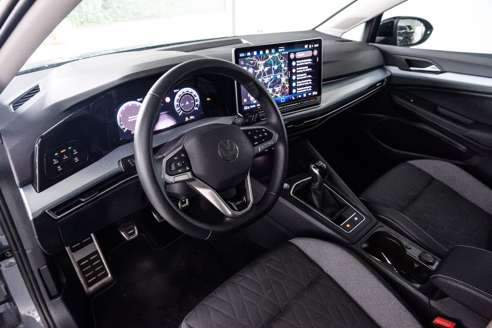 Fahrzeugabbildung Volkswagen Golf VIII Var. 1.5 TSI 110 kW+LED+AHK+GJR+TOTWIN