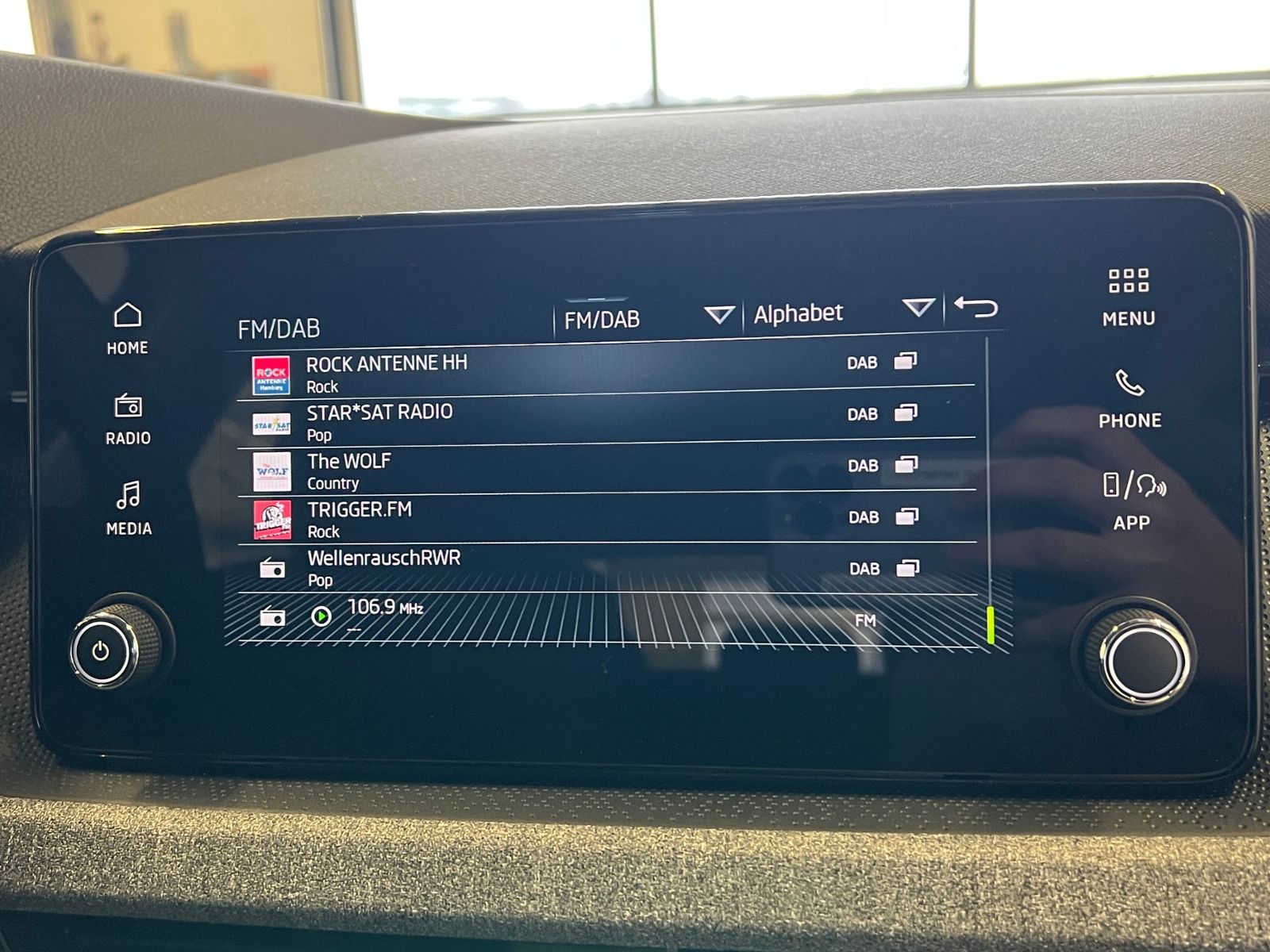 Fahrzeugabbildung SKODA Kamiq Selection 1.0 TSI DSG *AHK, LED, Komfortpa
