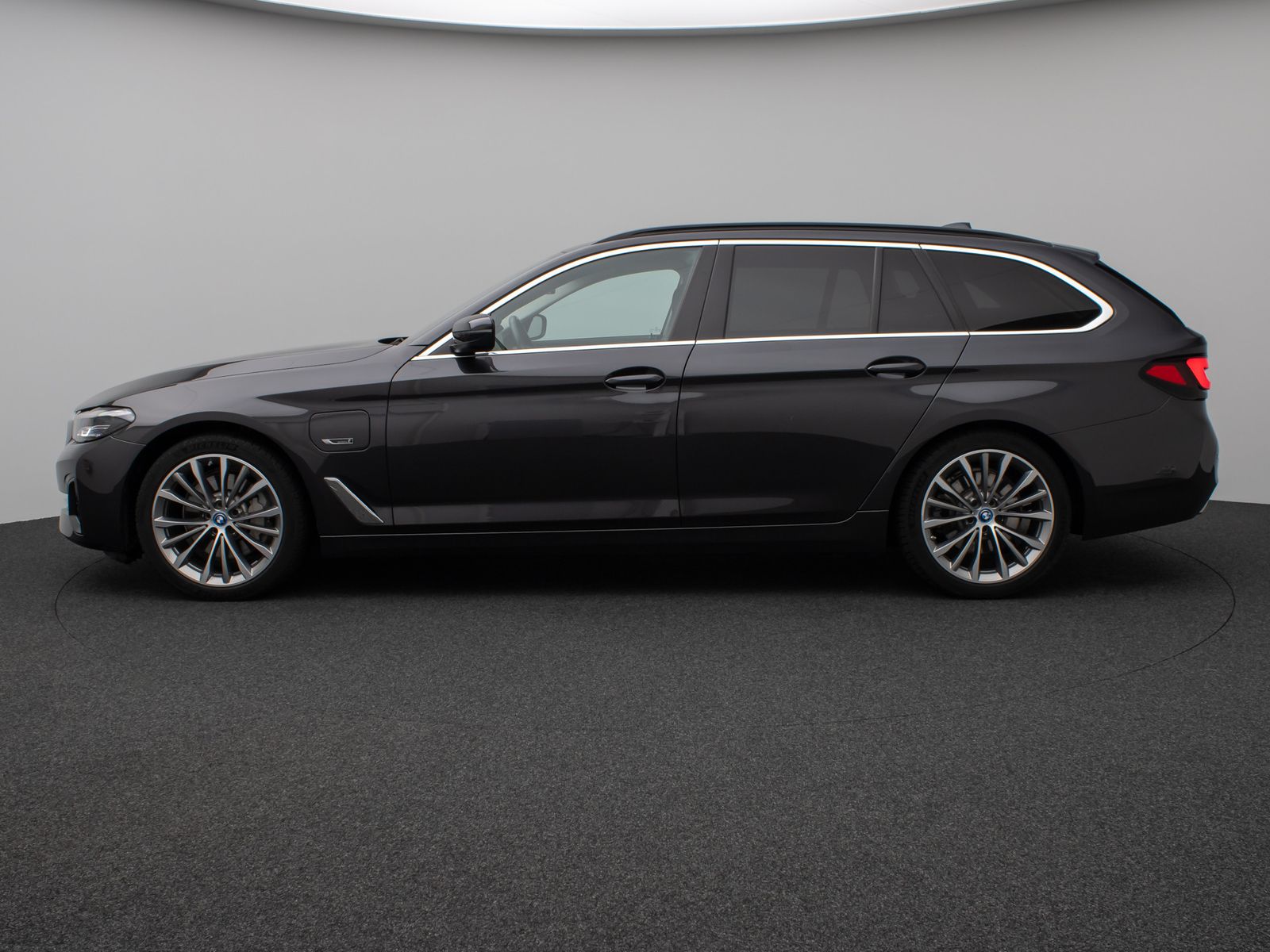 Fahrzeugabbildung BMW 530e xD Panorama DAB CockPitPro Alarm PDC 19Zoll
