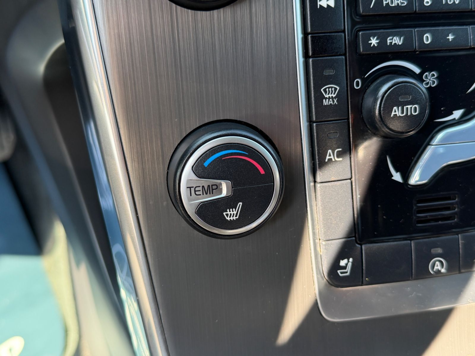 Fahrzeugabbildung Volvo V60 Kombi Momentum/Bi-Xen-./AHK/Temp./Navi/PDC