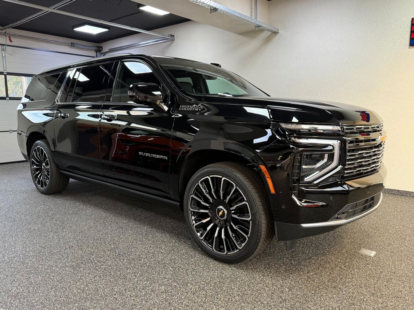 Fahrzeugabbildung Chevrolet 2026 SUBURBAN HIGH COUNTRY 24"-PANORAMA