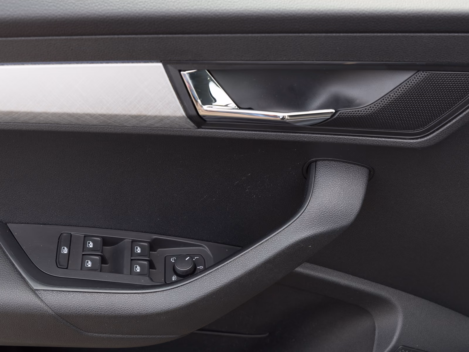 Skoda Karoq 1.0 TSI Tour KESSY REARVIEW LED PDC SITZHZ