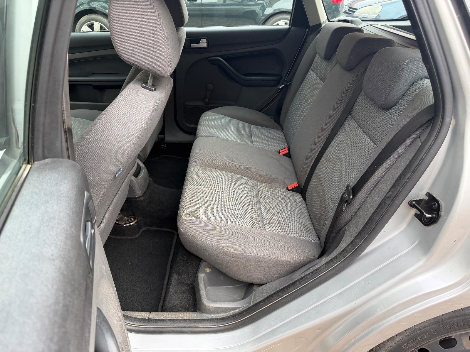 Ford Focus 2007 — photo 17
