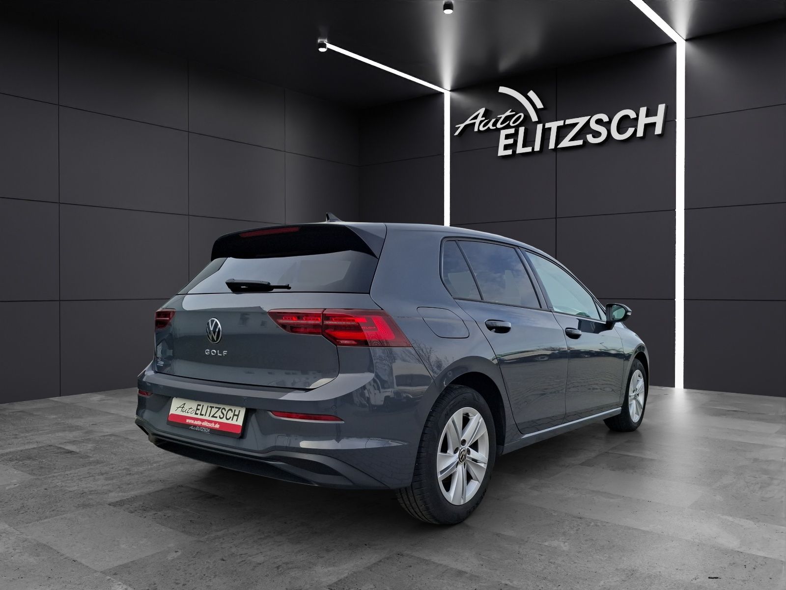 Fahrzeugabbildung Volkswagen Golf VIII TSI Life Matrix Navi AID ACC PDC SH LM