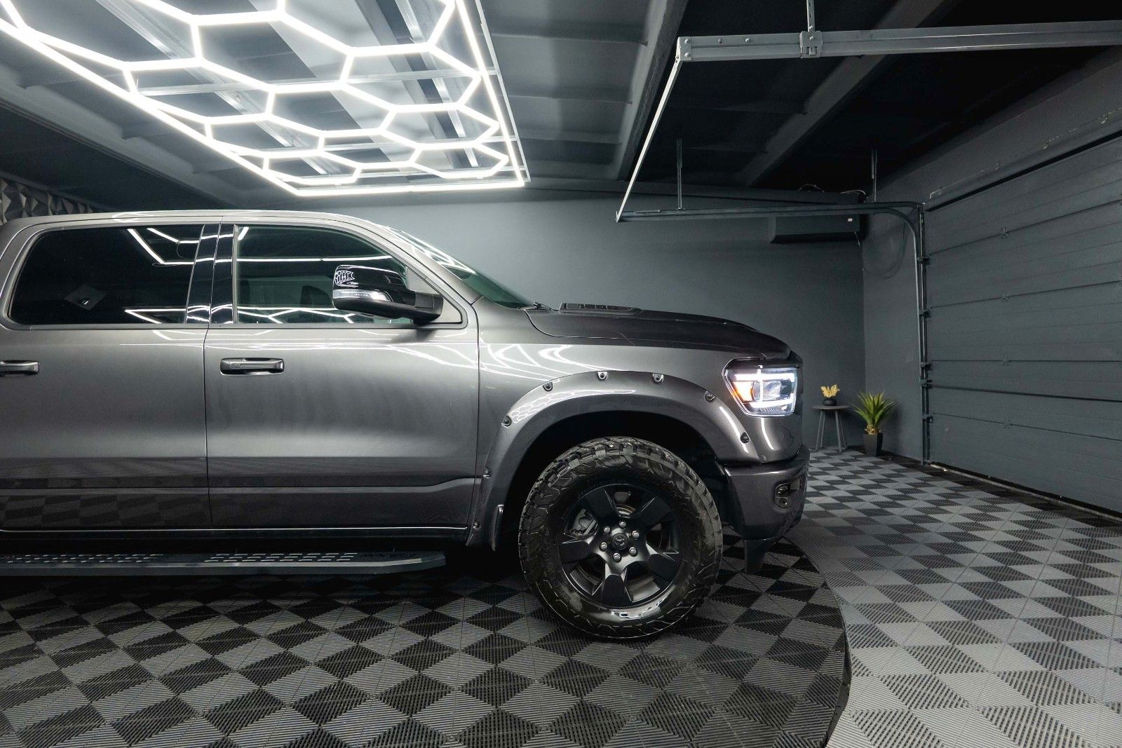 Fahrzeugabbildung Dodge RAM 5.7 V8 HEMI 4x4 NIGHT LARAMIE *RAM BOX*LED*