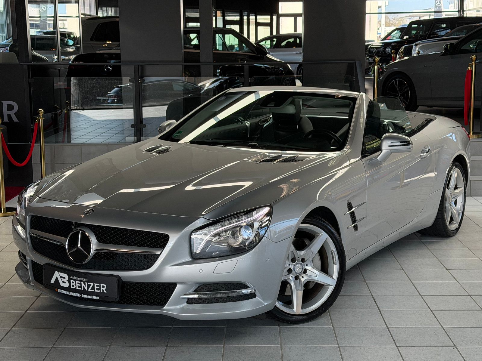 Fahrzeugabbildung Mercedes-Benz SL 350 /AMG/HARMAN-KARDON/MEMORY/T-WINKEL