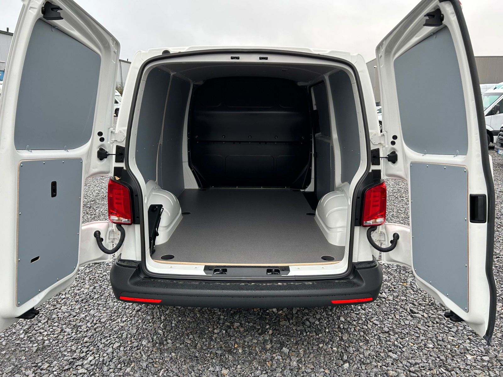 Fahrzeugabbildung Volkswagen T 6.1 Transporter 2,0 TDI /Klima/Flügeltürer