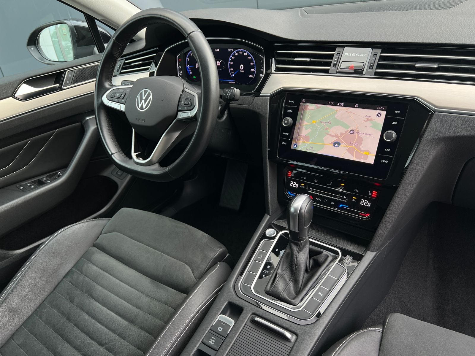 Fahrzeugabbildung Volkswagen Passat Variant Elegance 1.5 TSI DSG *LED, Digita