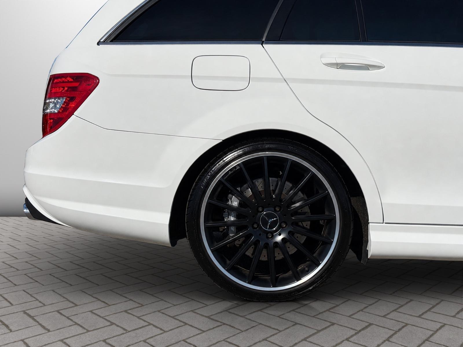 Mercedes C63 AMG Break 6.2 V8 457 ch • Speedshift MCT • Toit ouvrant • GPS • Bi-Xénon • 19"