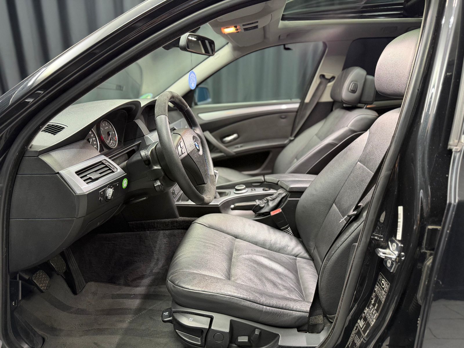 Fahrzeugabbildung BMW 523I Touring |PDC|PANO|NAVI|LEDER