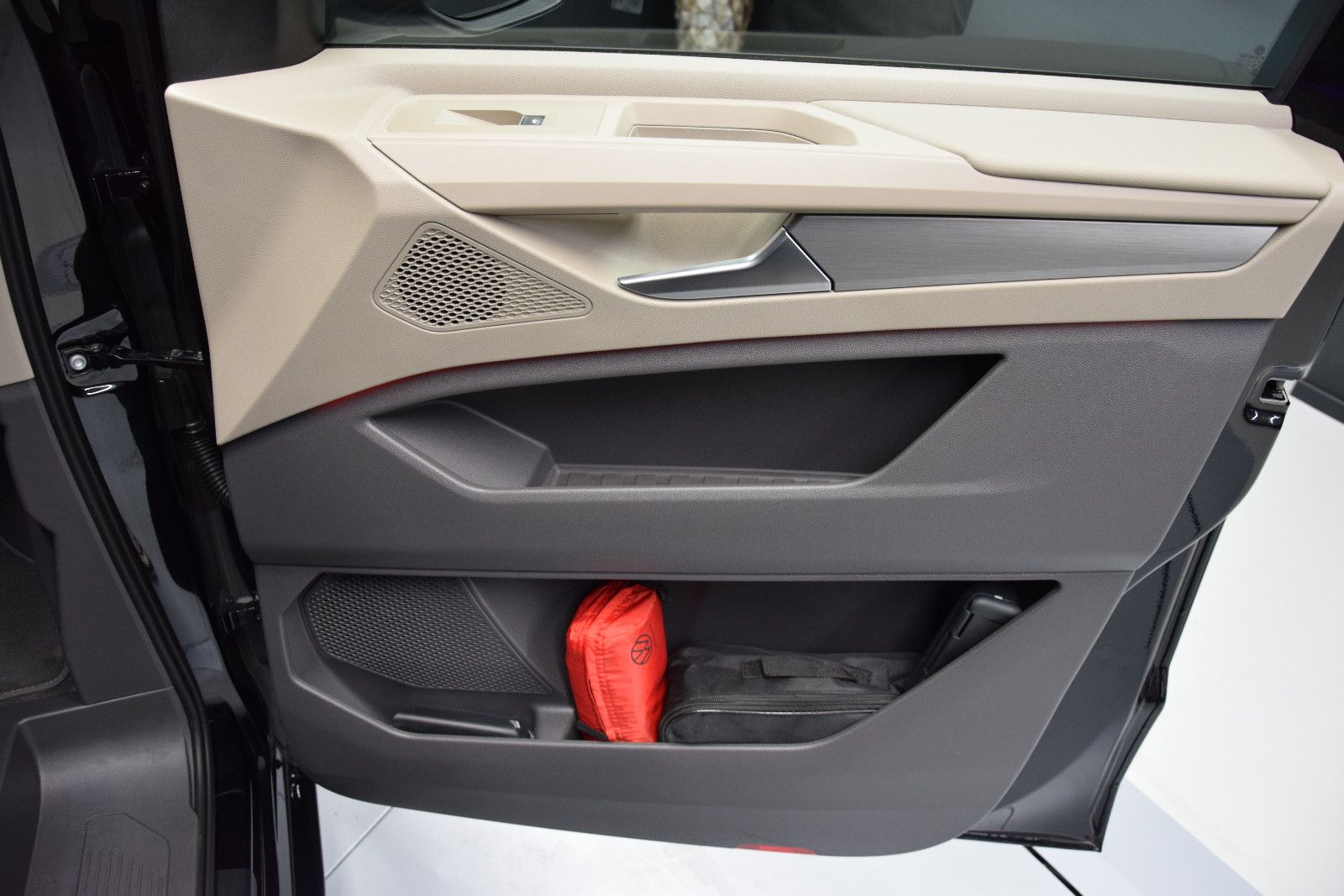 Fahrzeugabbildung Volkswagen T7 Multivan Pano ACC AHK DCC HK HuD 3-Zonen