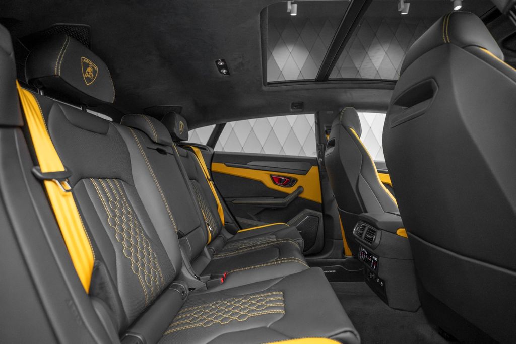 Urus 4.0 V8 SE 2026 BRABUS FULL CARBON AKRAPOVIC - Bild 16