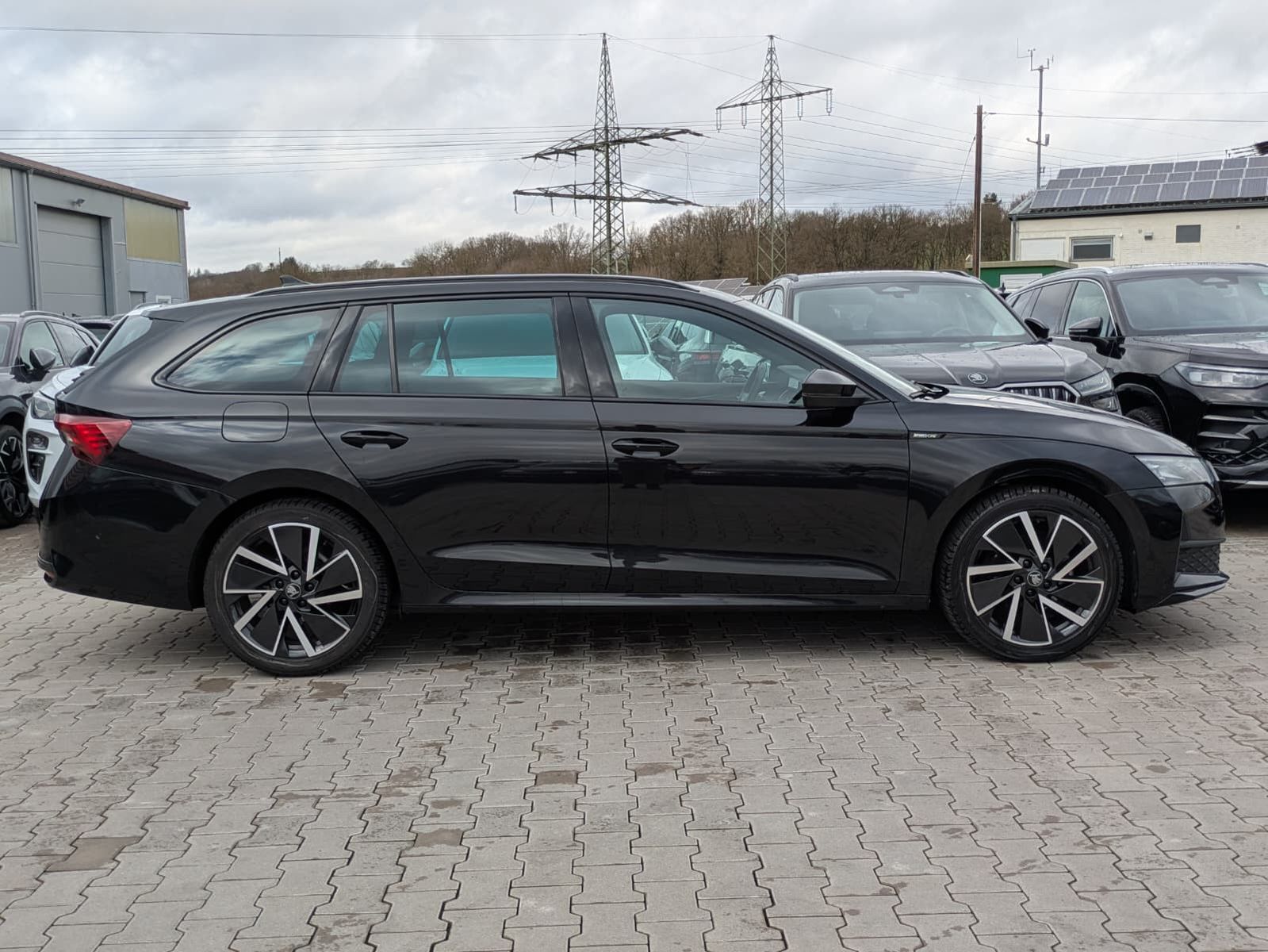 Fahrzeugabbildung SKODA Octavia 1.5 DSG Sportline PANO*MATRIX*AHK*5J.GAR