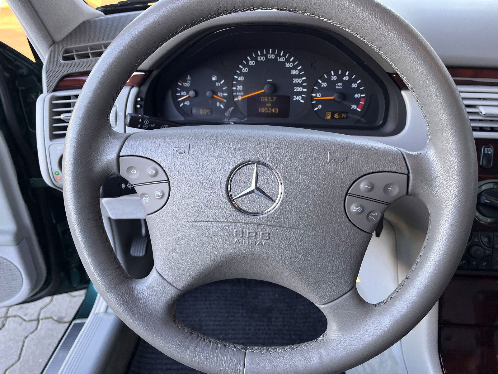 Fahrzeugabbildung Mercedes-Benz E 240 ELEGANCE
