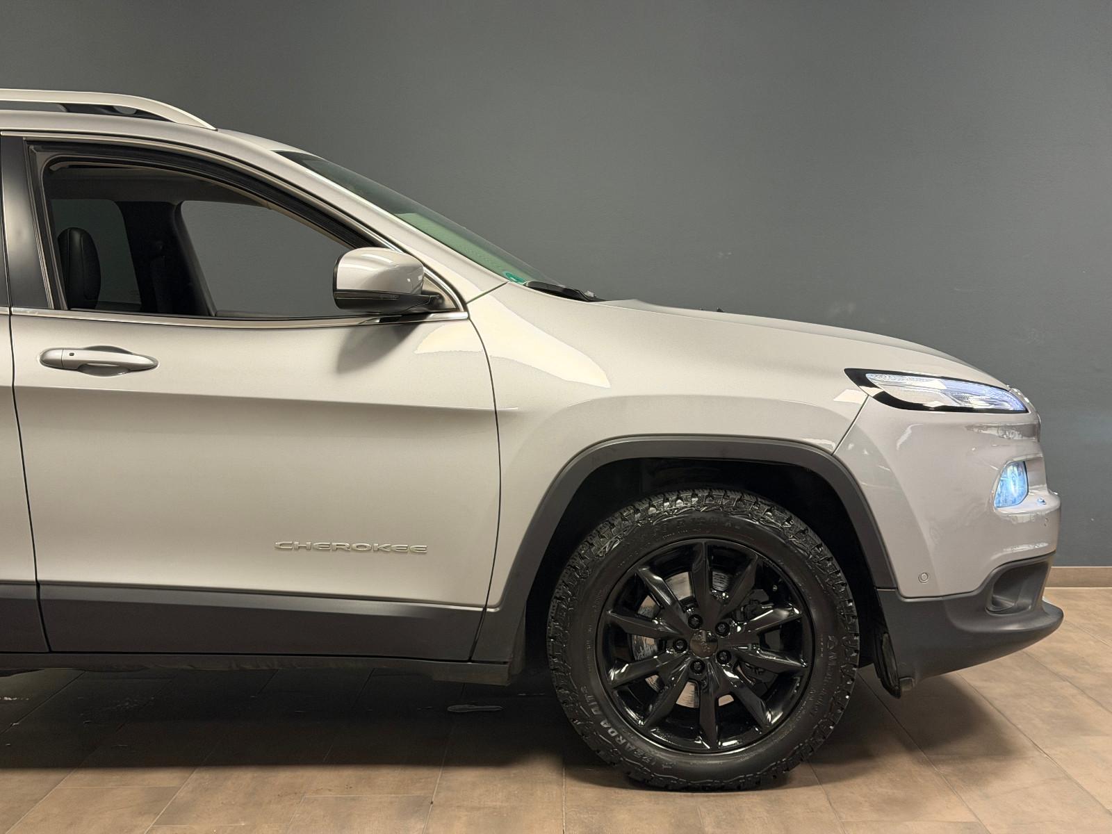JEEP CHEROKEE 2.0 M-JET 170ch LIMITED 4WD BVA Toit pano Sièges chauffants cuir Historique présent
