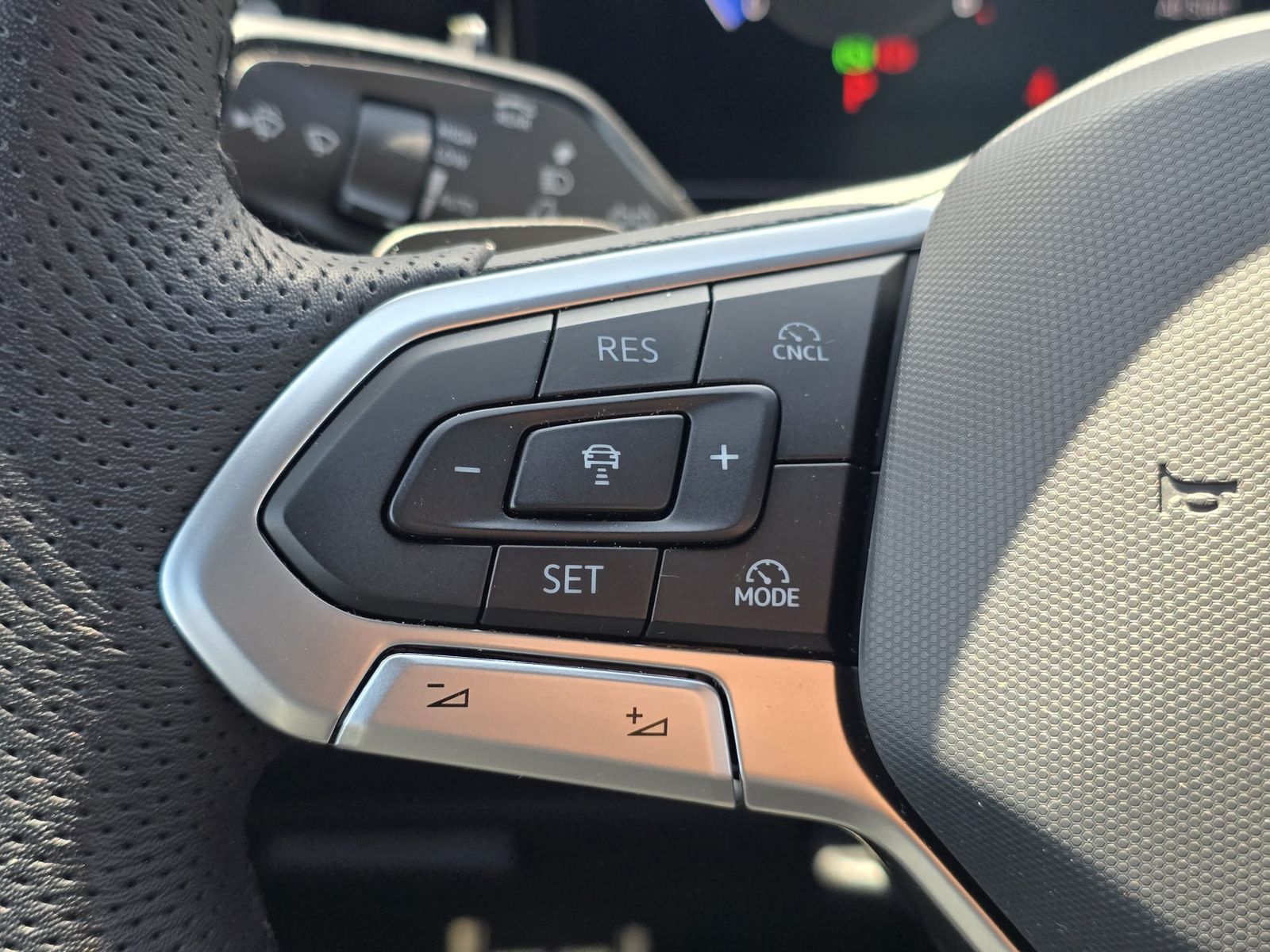 Fahrzeugabbildung Volkswagen Tiguan 2.0 TDI 4M R-Line PANO*H&K*AHK*MATRIX*20"