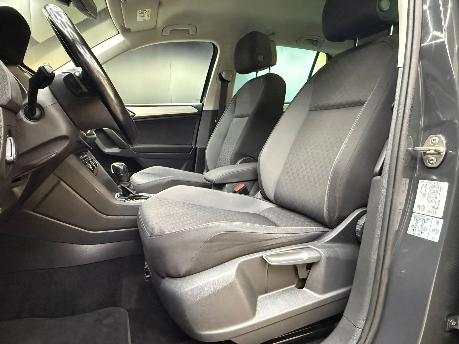 Fahrzeugabbildung Volkswagen Tiguan 2.0d DSG Comf 4Mot >NAVI+SHZ+PDC+LM+AHK+