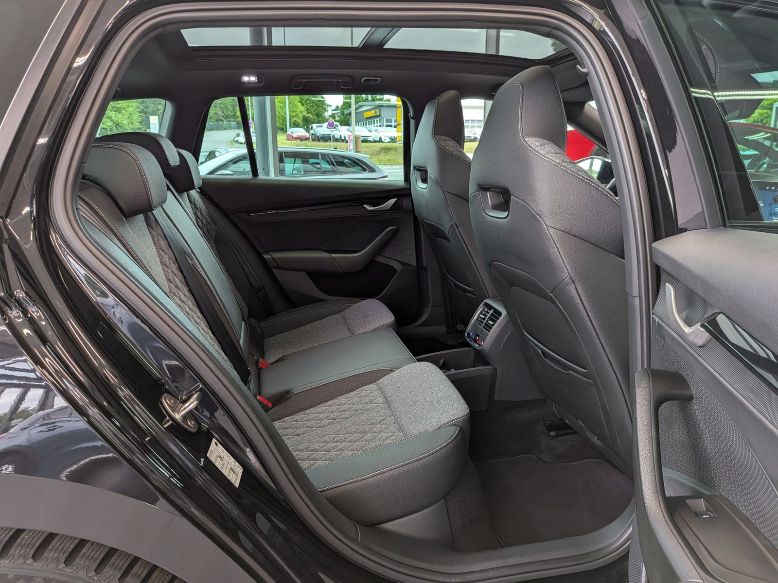 Fahrzeugabbildung SKODA Octavia 2.0TDI Sportline Matrix Canton Pano ACC