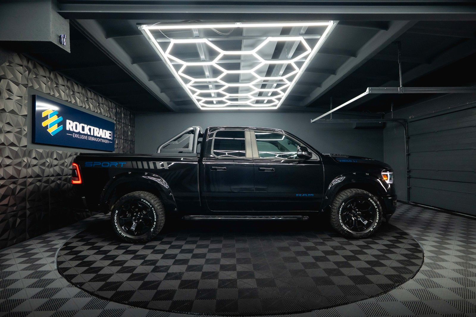 Fahrzeugabbildung Dodge RAM 5.7 V8 HEMI 4x4 OFFROAD Night-Paket LONGBED