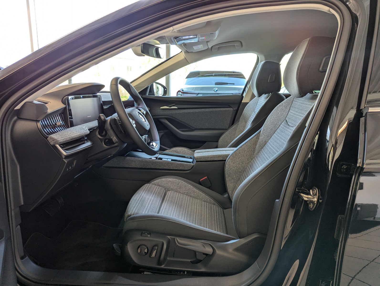 Fahrzeugabbildung SKODA Superb 2.0 TDI 4x4 Selection Matrix AHK 5J Garan