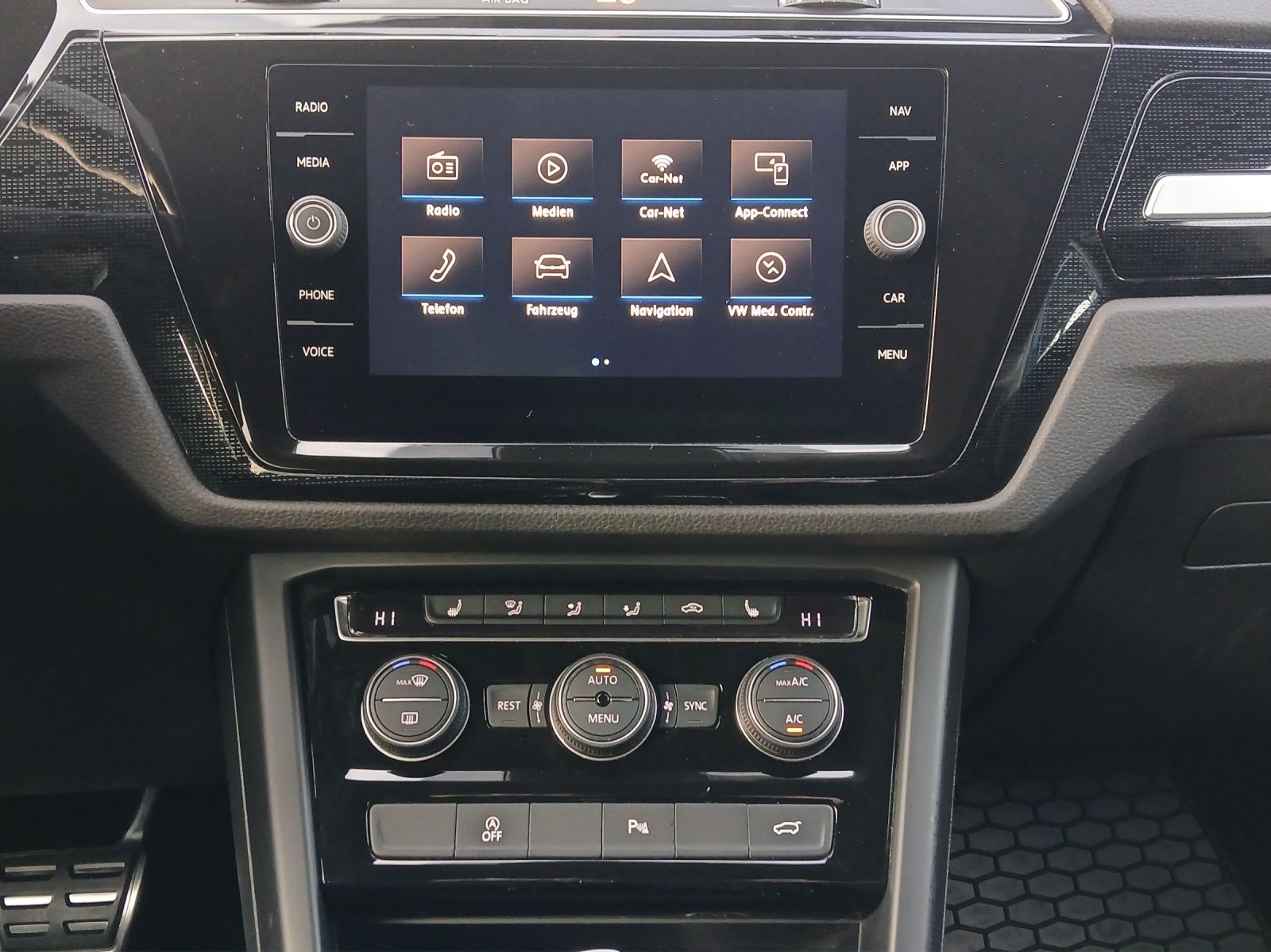 Fahrzeugabbildung Volkswagen Touran TSI Sound DSG LED AHK Navi ACC PDC SH