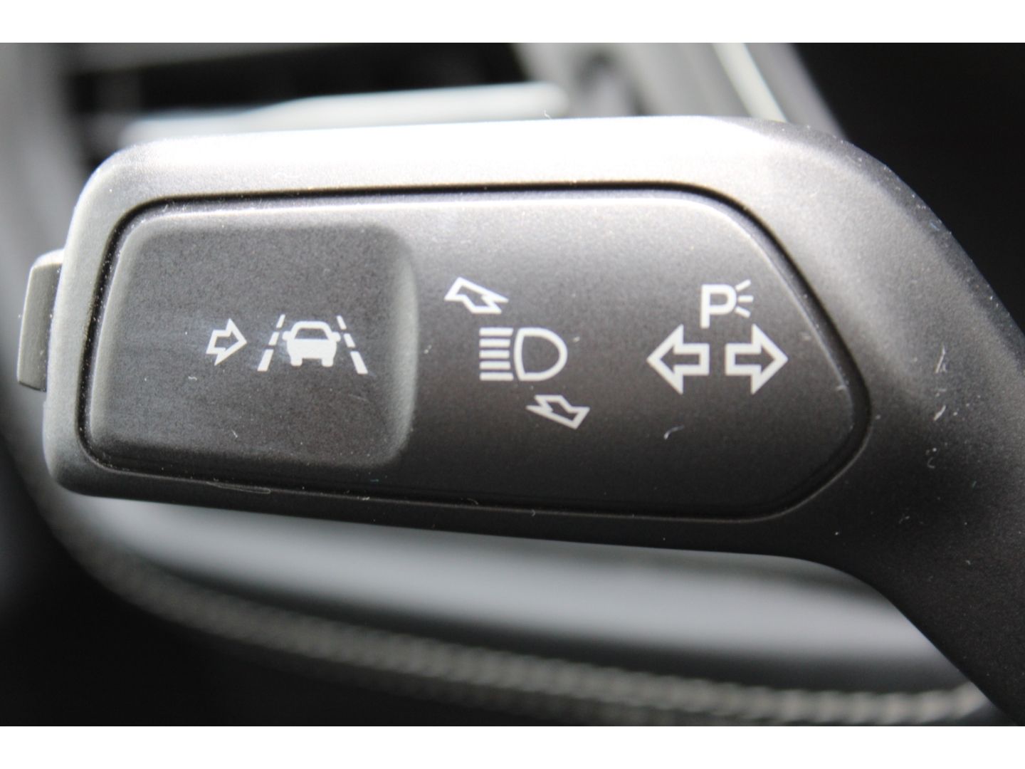 Fahrzeugabbildung Ford Focus Turnier Vignale ACC LED TWA Pano AHK RFK W