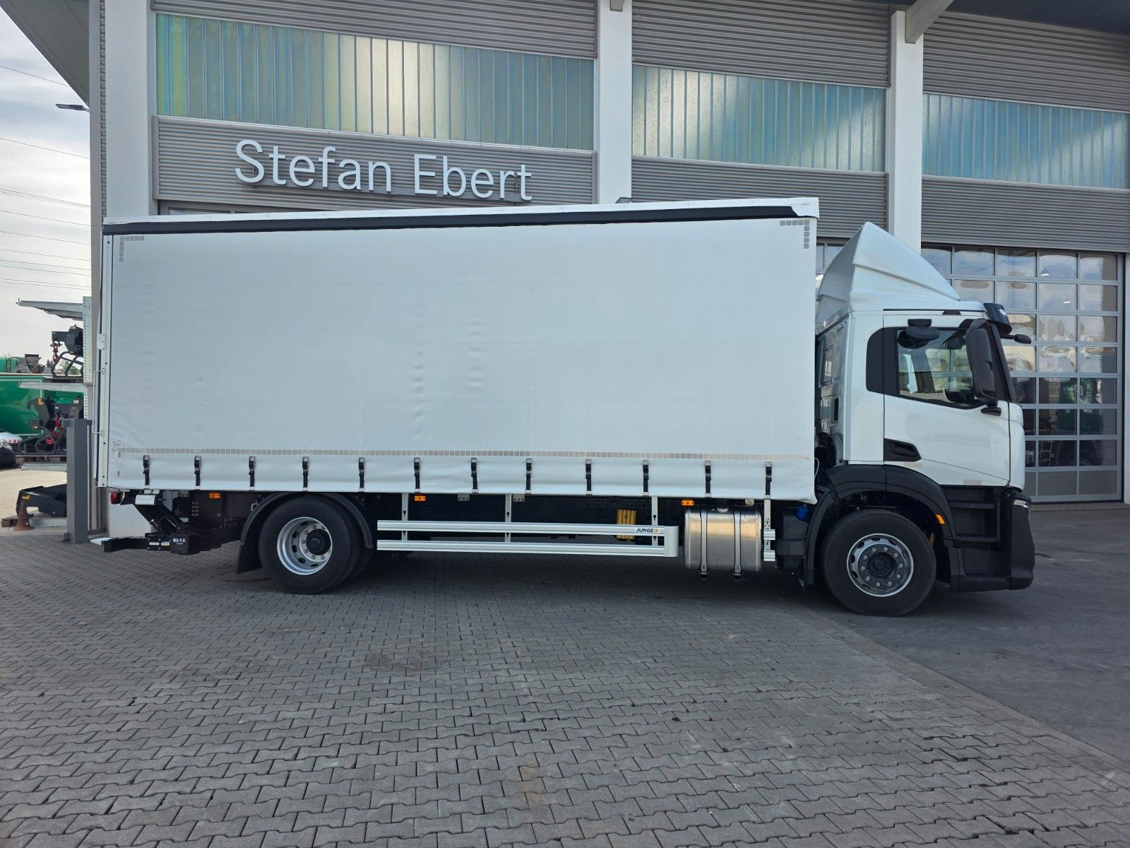 Fahrzeugabbildung Iveco S-Way AD190S40/P LBW Bär 2.000kg Spoiler