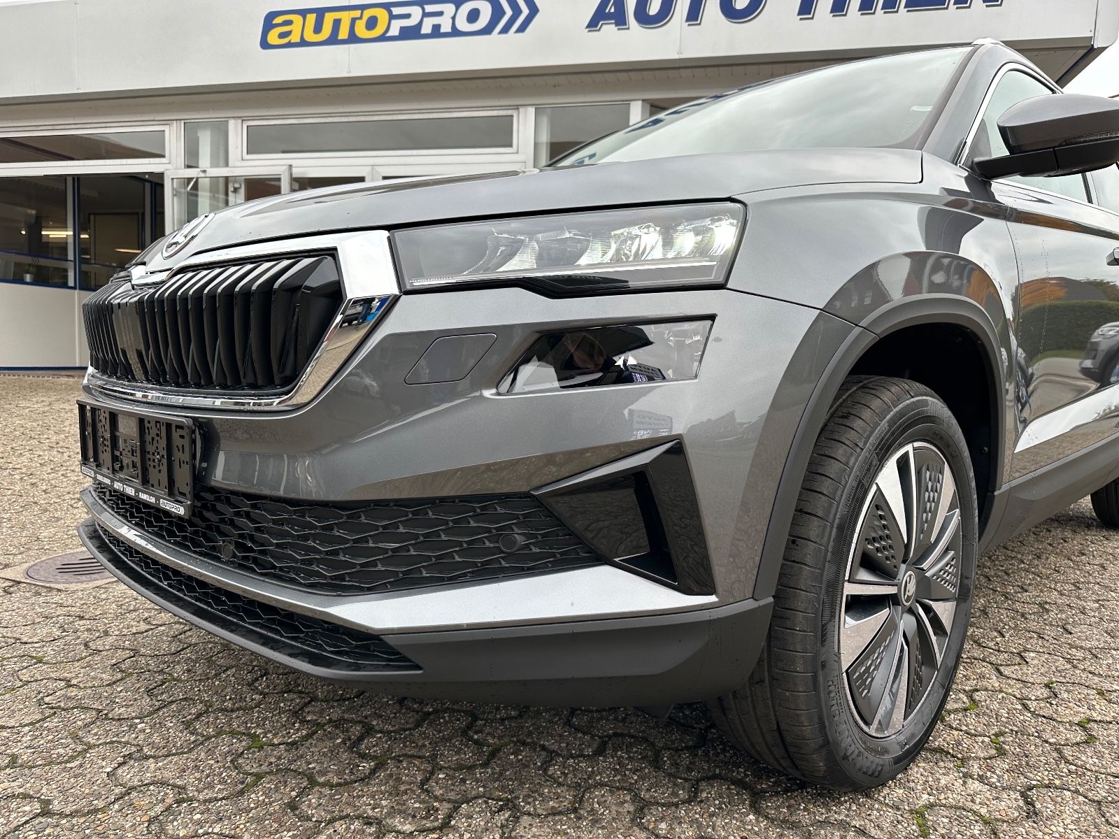 Fahrzeugabbildung SKODA Karoq 1.5 TSI Selection DSG AHK/Navi/ACC/LED/SHZ