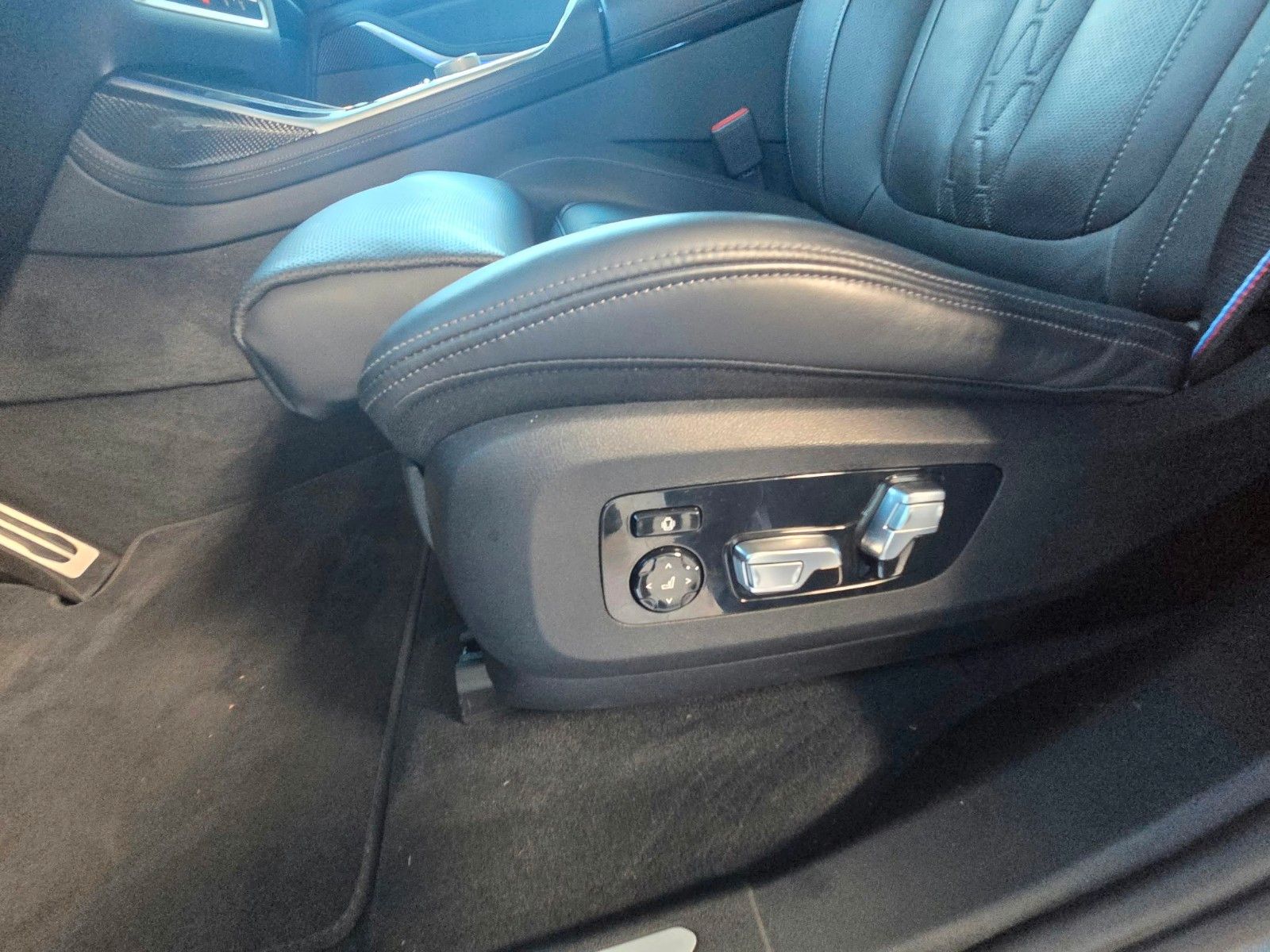 Fahrzeugabbildung BMW X7 xDrive 40 i M Sport/Voll/Skylounge, gestik