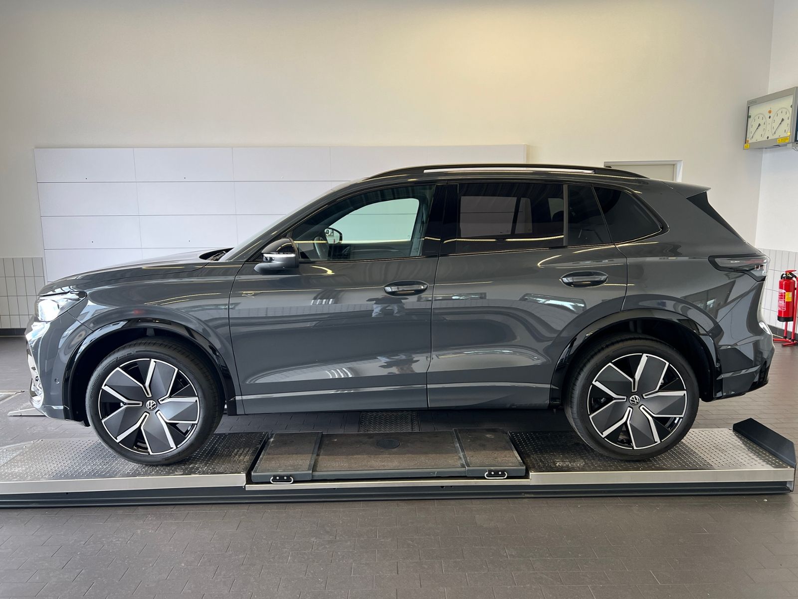 Fahrzeugabbildung Volkswagen Tiguan  R-Line 2.0 TDI DSG 4MOTION *AHK, Navi, P