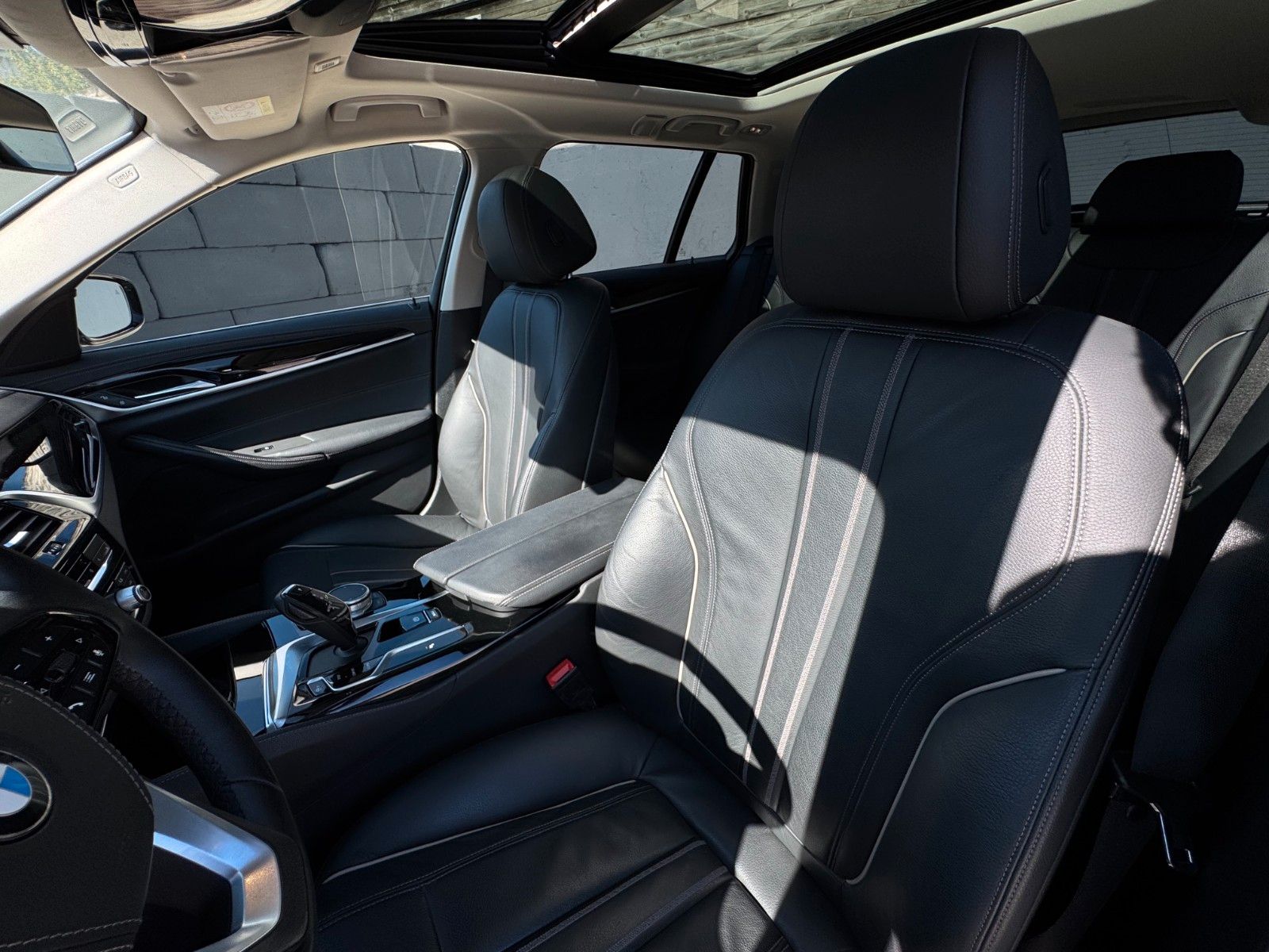 Fahrzeugabbildung BMW 520i Touring Luxury Line Pano Leder HiFi CAM AHK