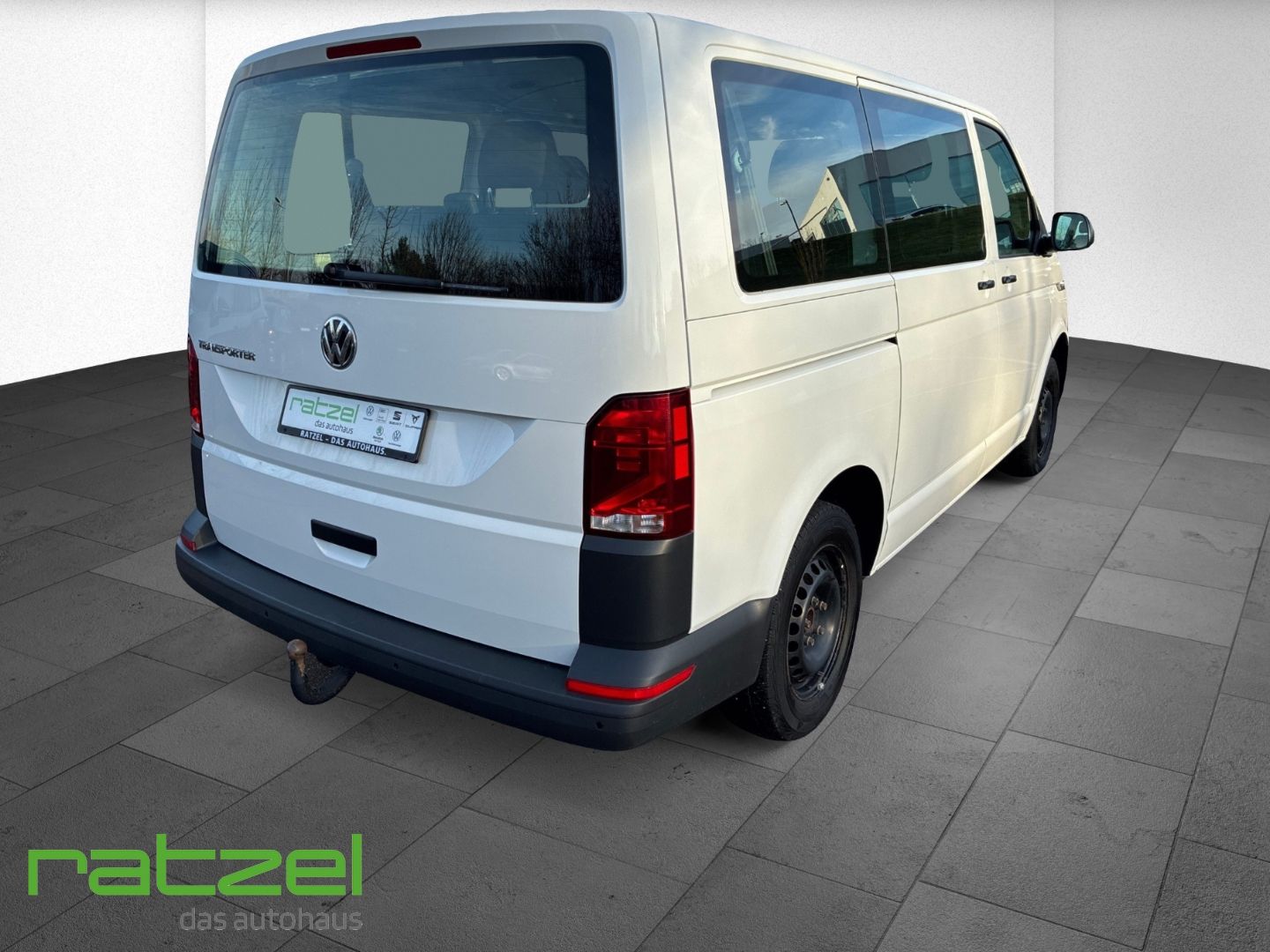 Fahrzeugabbildung Volkswagen T6.1 Kombi 2.0 TDI 9-Sitzer AHK + PDC uvm.